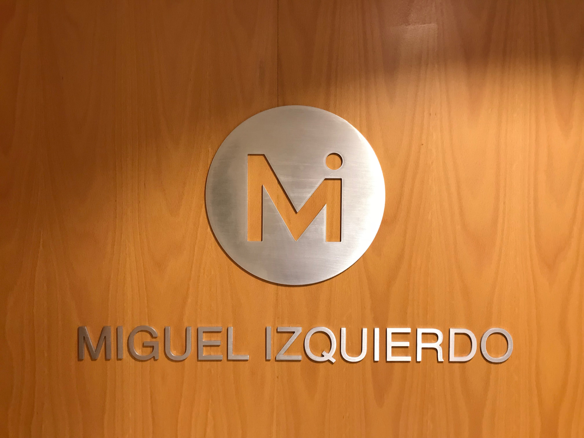 Emblema de Miguel Izquierdo en el despacho